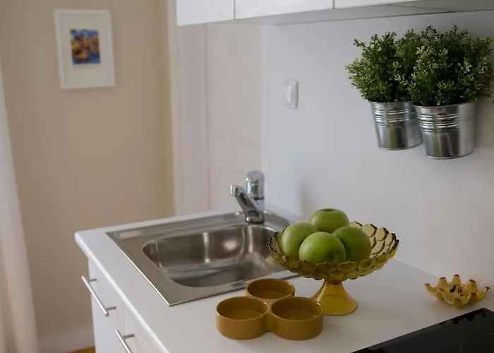 Romantic & Renewed 1 Bedroom Apartment In Campolide - 1E