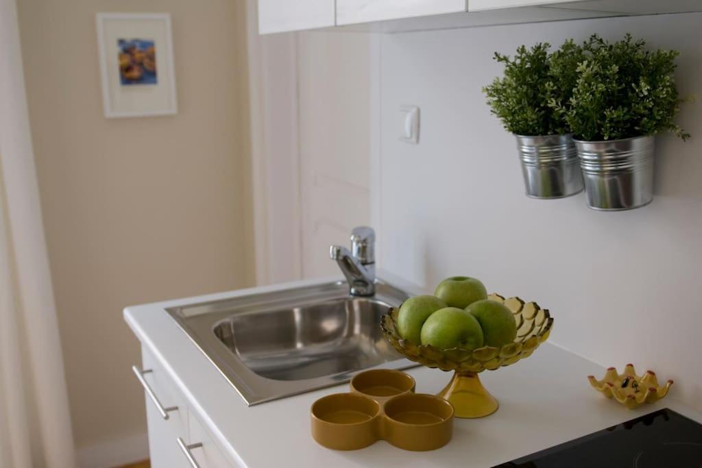 Romantic & Renewed 1 Bedroom In Campolide - 1e Apartament *
