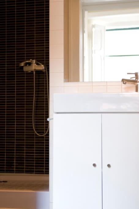 Romantic & Renewed 1 Bedroom In Campolide - 1e Appartement